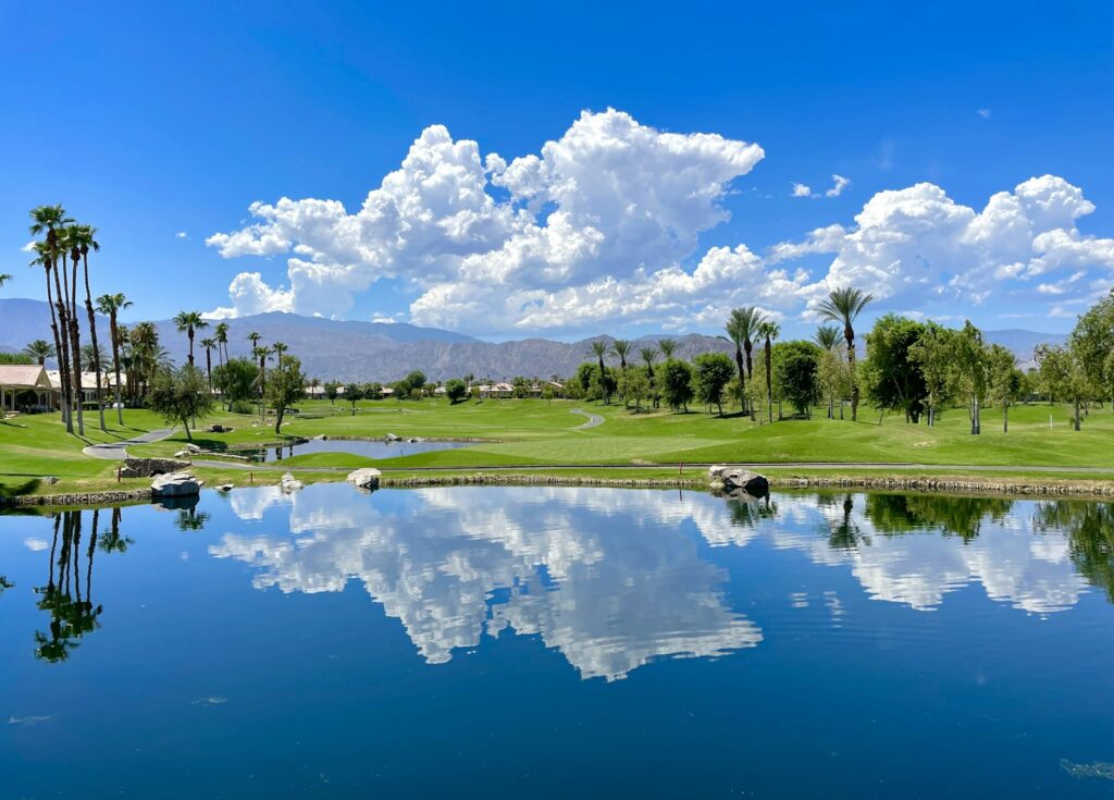 Certificación ambiental: campo de golf con lago y palmeras