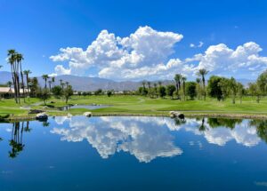 Certificación ambiental: campo de golf con lago y palmeras