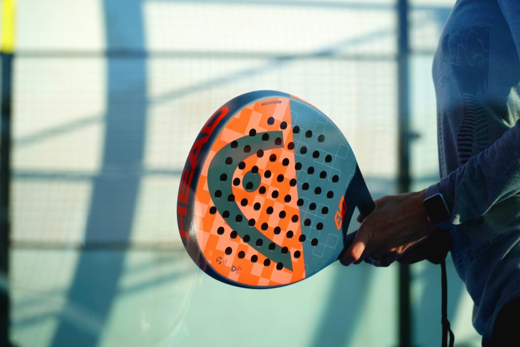 Multideporte: jugador con una pala de pádel en la pista