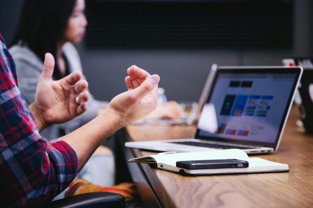 Reunión de trabajo con un portátil para analizar datos de clientes