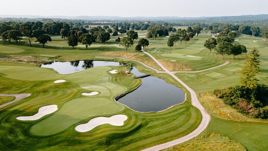 Vista aérea de un campo de golf con lagos