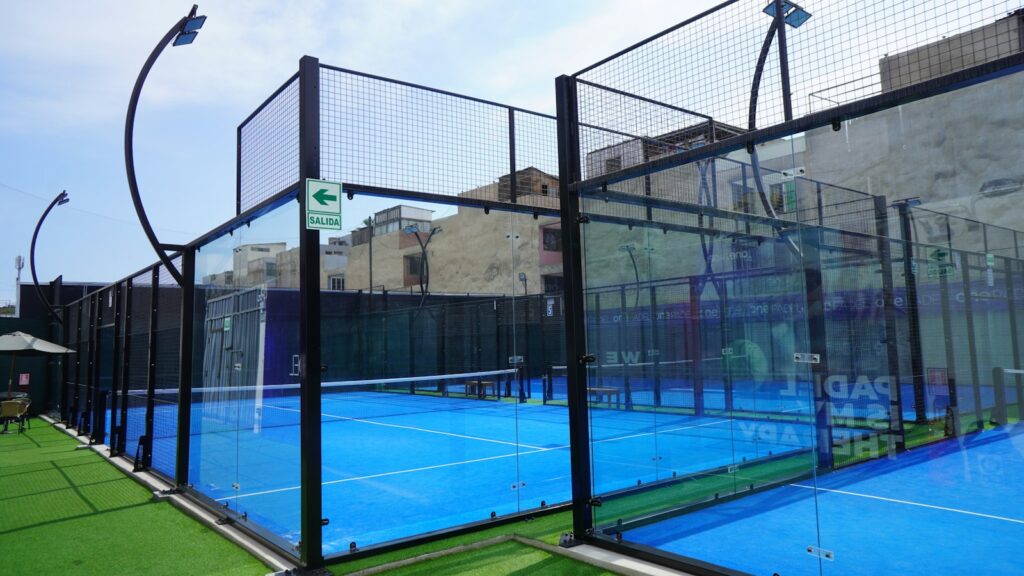 Deportes y eventos: pistas de pádel de un club deportivo