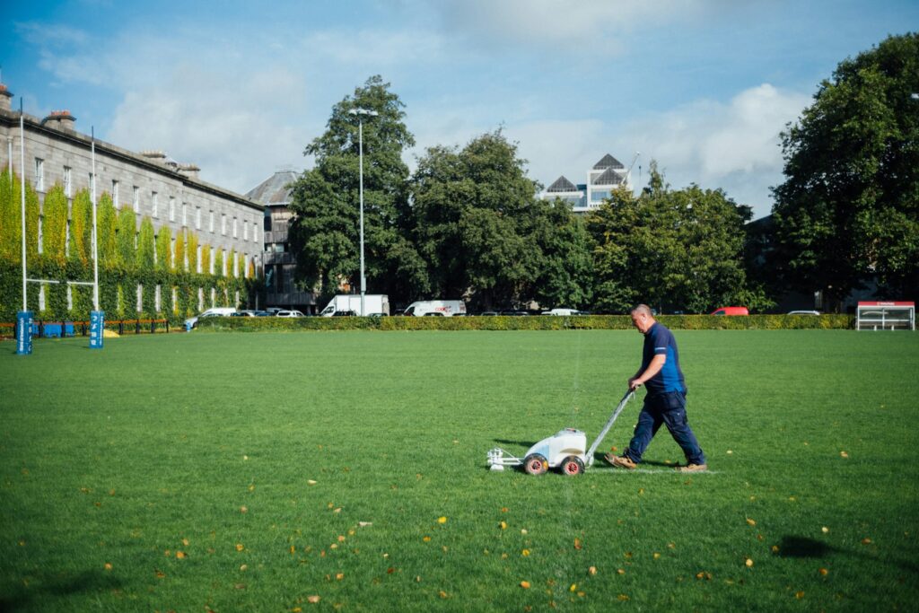 Gestión de campos de golf: greenkeeper segando el césped del campo