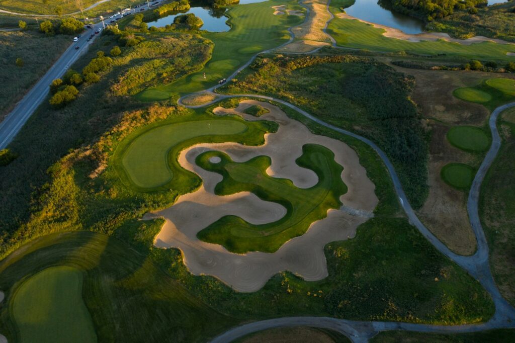 Aerial view of a golf course, an asset for golf course investment