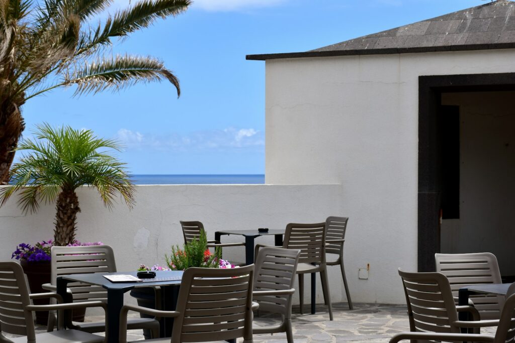Restaurante: terraza con mesas y vistas al mar