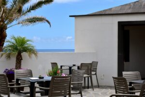 Restaurante: terraza con mesas y vistas al mar