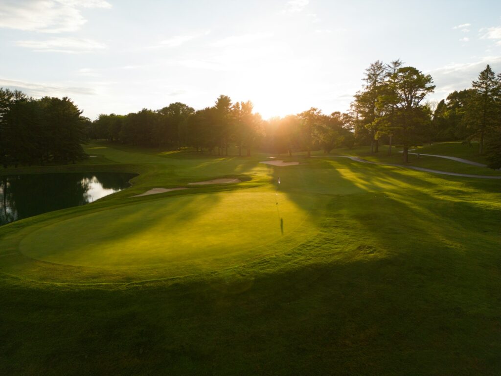 Green de un campo de golf al atardecer