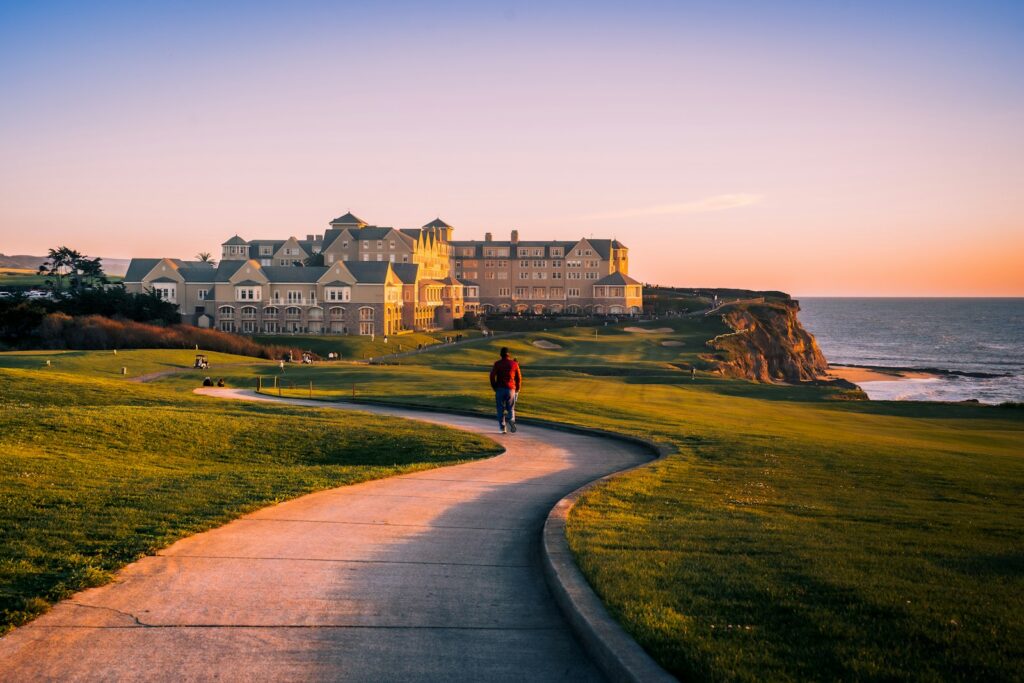 Inversión en campos de golf: resort de golf junto al mar al atardecer