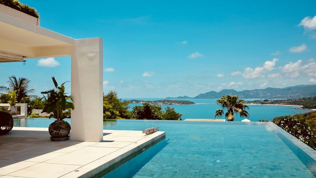 Villa de lujo con piscina infinita y vistas al mar