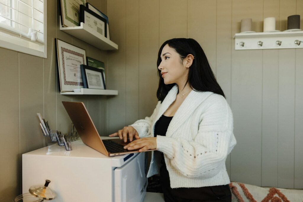 Kit Digital: empresaria trabajando con su portátil