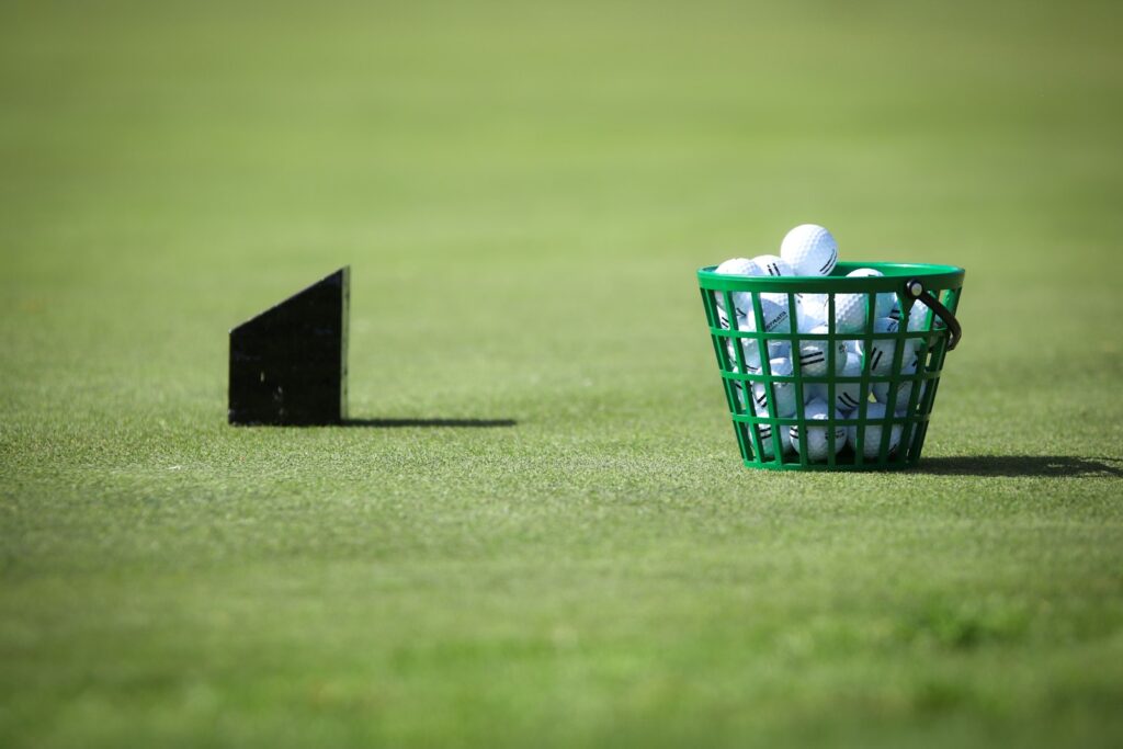Marketing de golf: cesta de bolas en el campo de prácticas