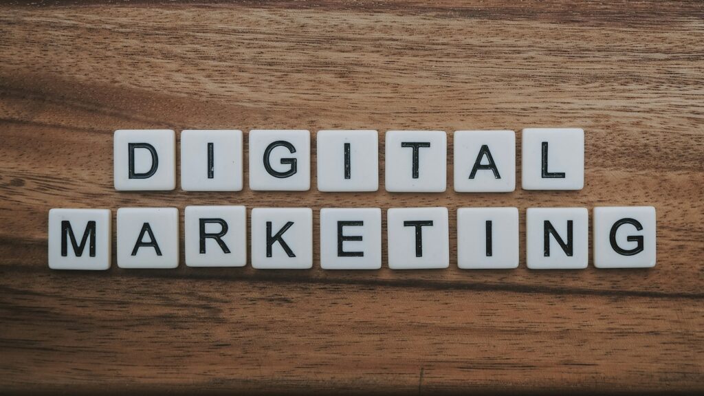 Letras de madera que forman las palabras digital marketing