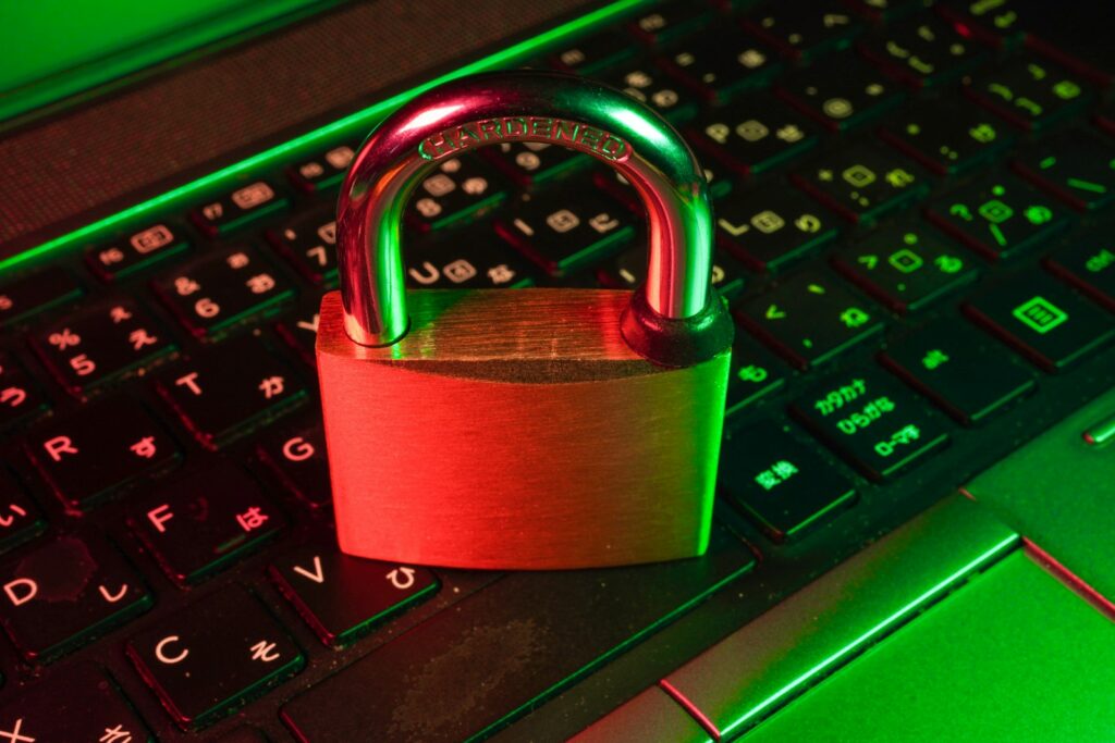 Protección de datos: candado sobre el teclado de un ordenador