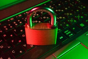 Protección de datos: candado sobre el teclado de un ordenador