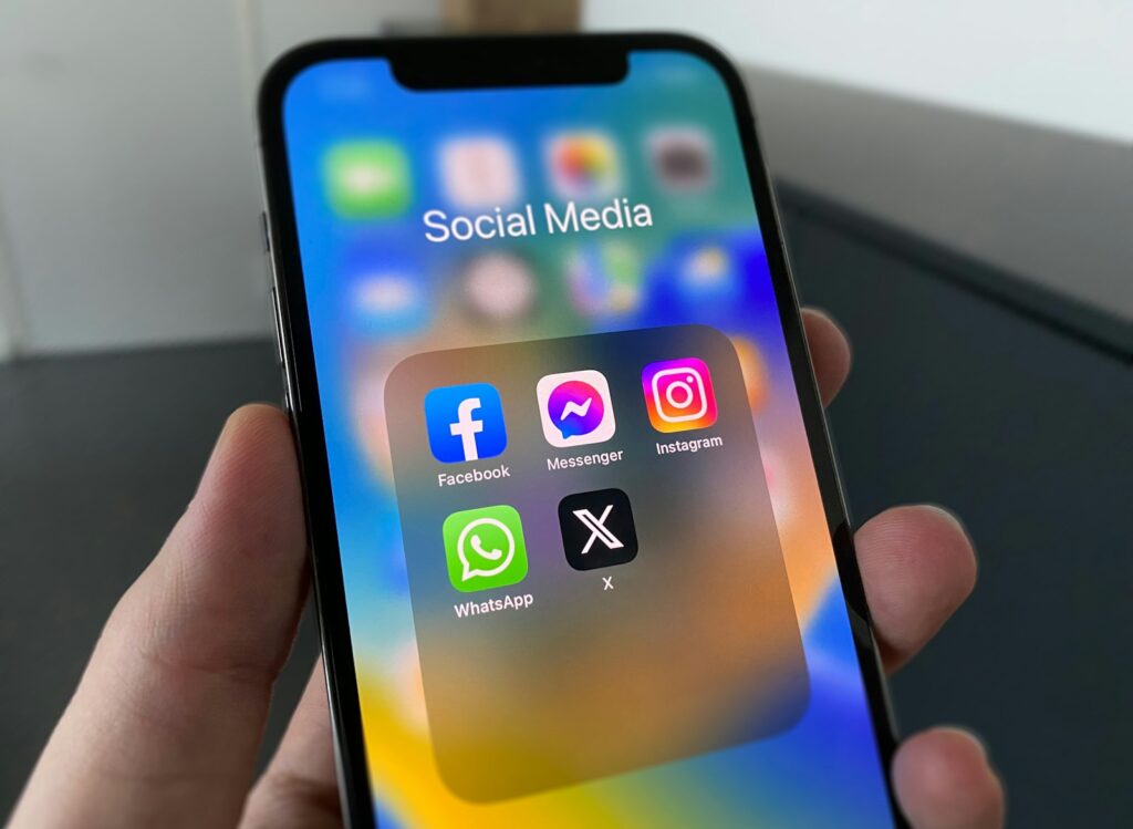 Redes sociales: smartphone con las apps de Facebook, Instagram, WhatsApp y X