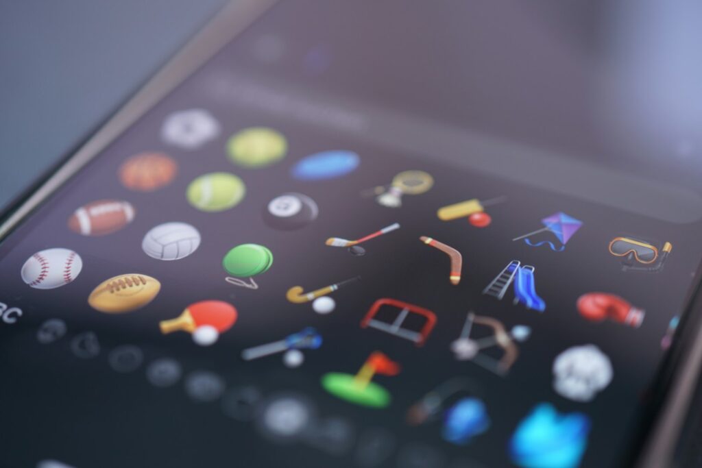 Reservas online: iconos de deportes en la pantalla de un dispositivo móvil