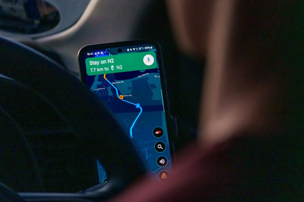 SEO local: persona usando una aplicación de mapas en el smartphone