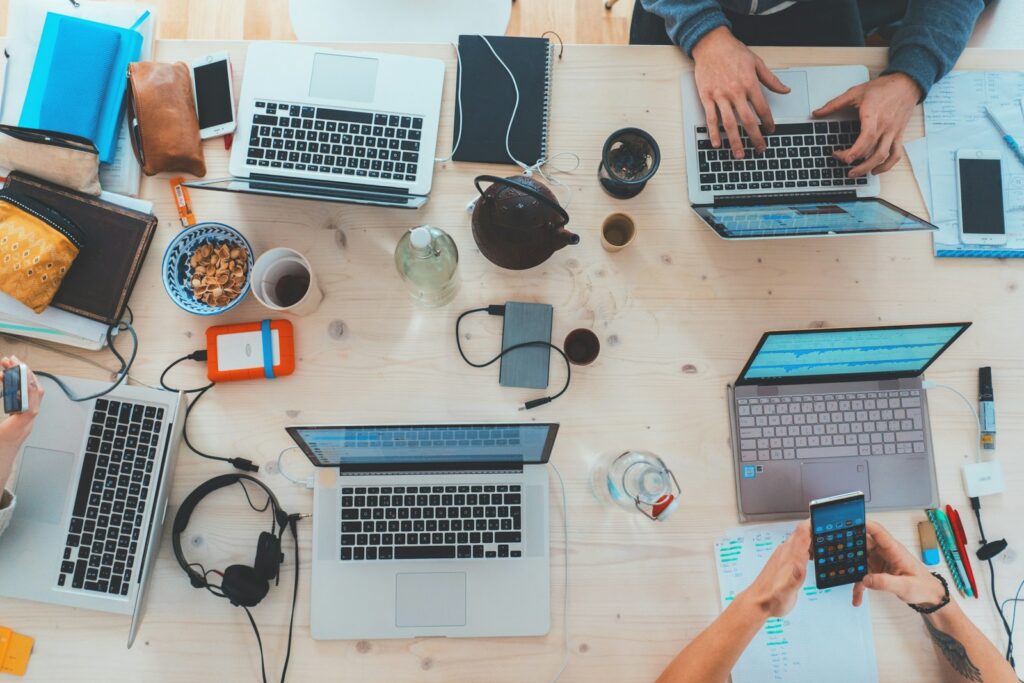 Equipo trabajando con portátiles en una mesa de reuniones
