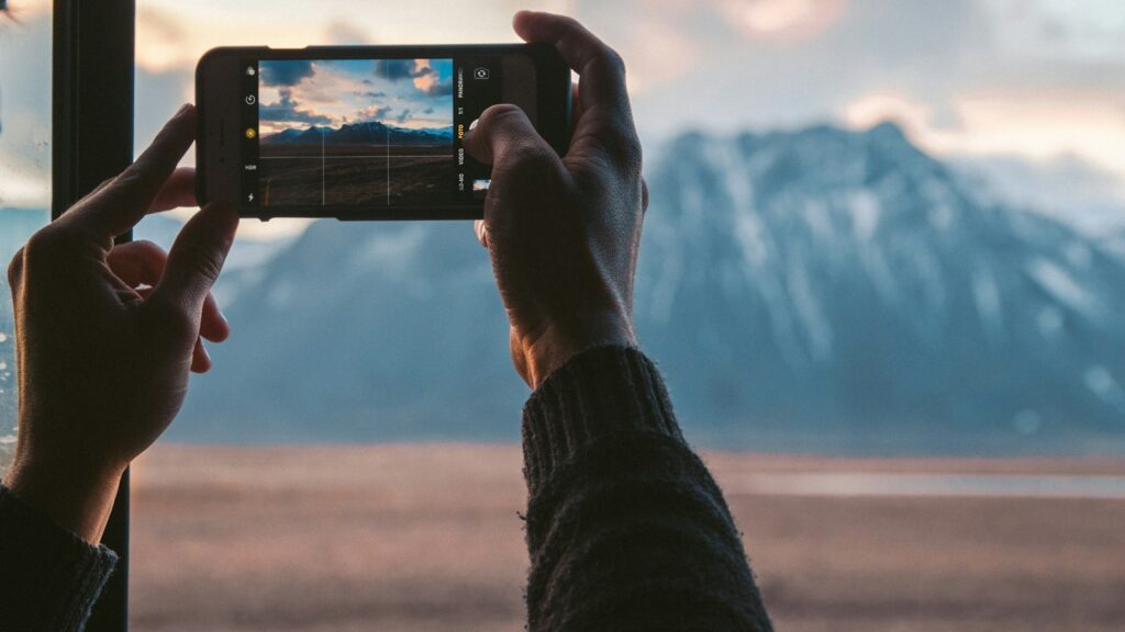 Vídeo corto: persona grabando con el móvil un paisaje de montaña